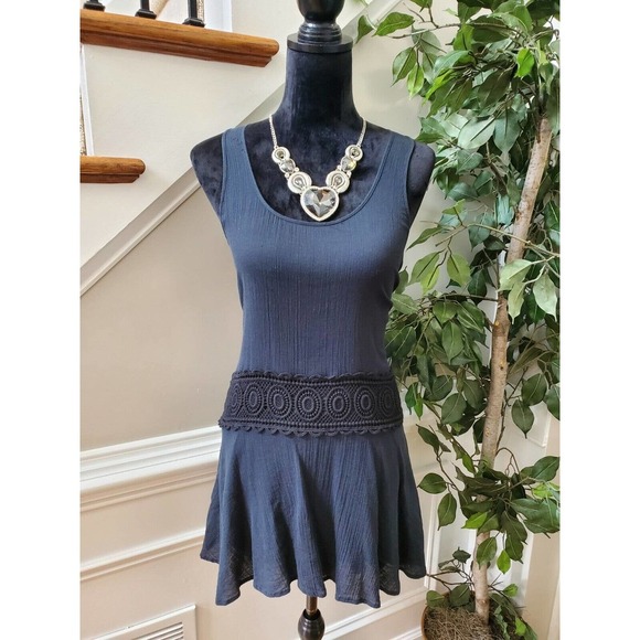 LA Blanca Women's Solid Black Polyester Sleeveless Round Neck Tunic Blouse - Picture 1 of 10